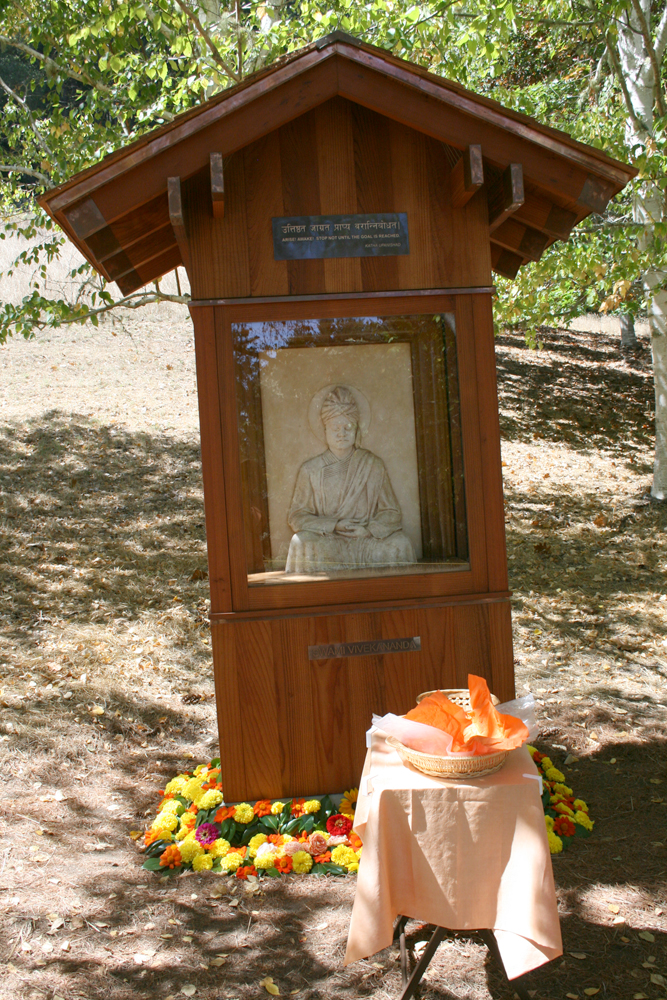 27-Swami-Vivekananda-statue-with-flower-offerings