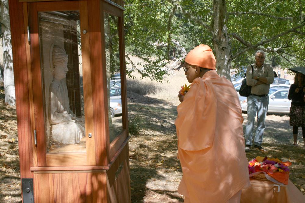 9-Swami-Tattwamayananda-offering-flowers